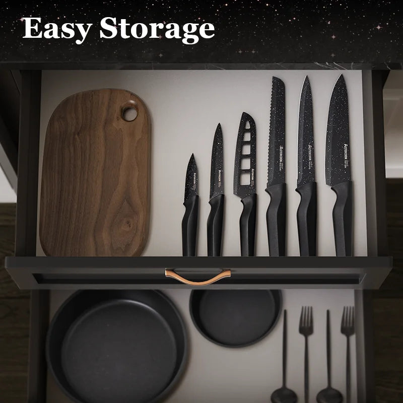 סט סכינים 6 חלקים מבית **Astercook**, כולל מגני להבים. עשוי מפלדת אל-חלד גרמנית עתירת פחמן, חד ועמיד לאורך זמן. מתאים למדיח כלים – סט מושלם למטבח מקצועי או ביתי.