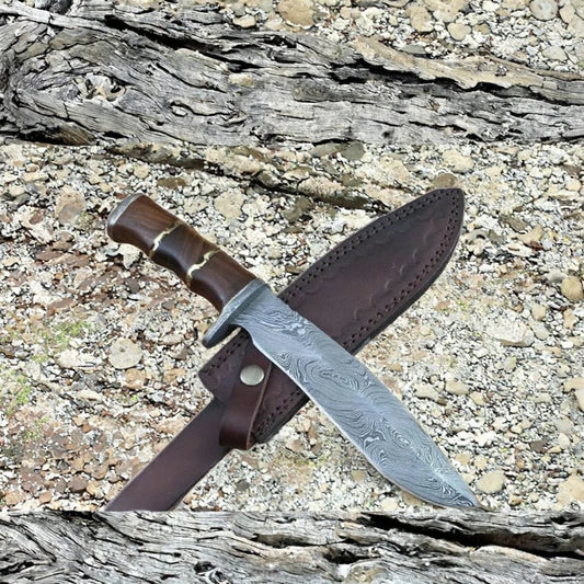 סכין בואוי ציד בעבודת יד מפלדת דמשק עם ידית מעץ אגוז ומפרידי פליז