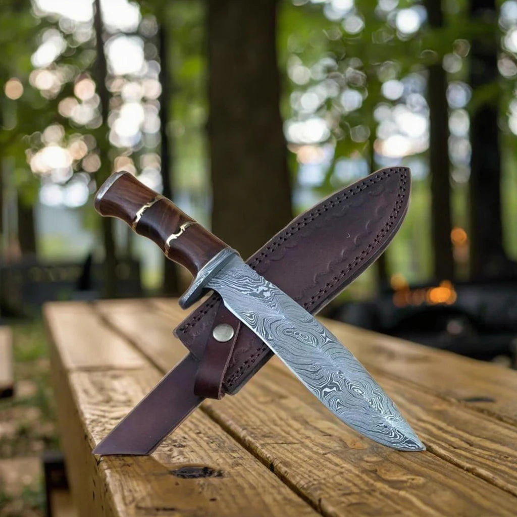 סכין בואוי ציד בעבודת יד מפלדת דמשק עם ידית מעץ אגוז ומפרידי פליז