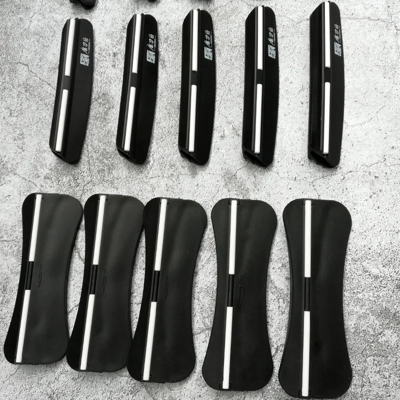 מחזיק להב סכיו להשחזת סכינים עם אבן השחזה בשיפוע של  15° לסכיני מטבח, אביזר עזר לאבן השחזה.