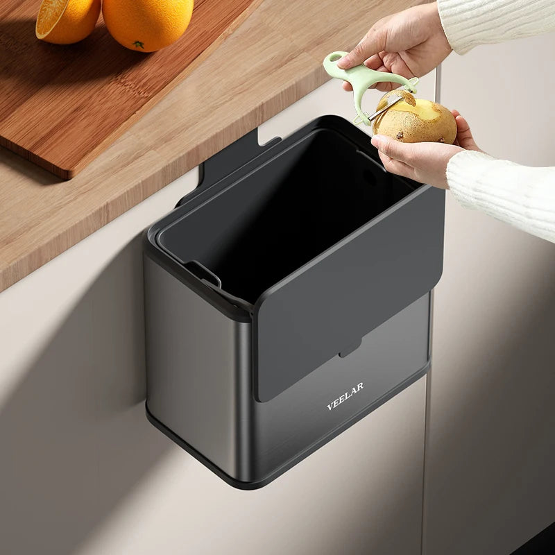 פח אשפה למטבח – ניתן לתלייה על הקיר או על דלת ארון המטבח, מתאים לפסולת נייר ושאריות מזון. פח אשפה קומפקטי לשולחן עבודה או למטבח, נוח לשימוש ולניקוי.