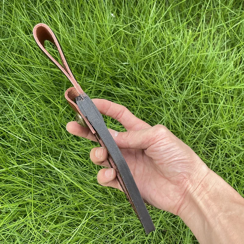 נרתיק עור חדש לסכין עם חיבור לחגורה ואבזם, כולל כיס לכלי עבודה וכיסוי מגן לסכין (הסכין אינה כלולה).