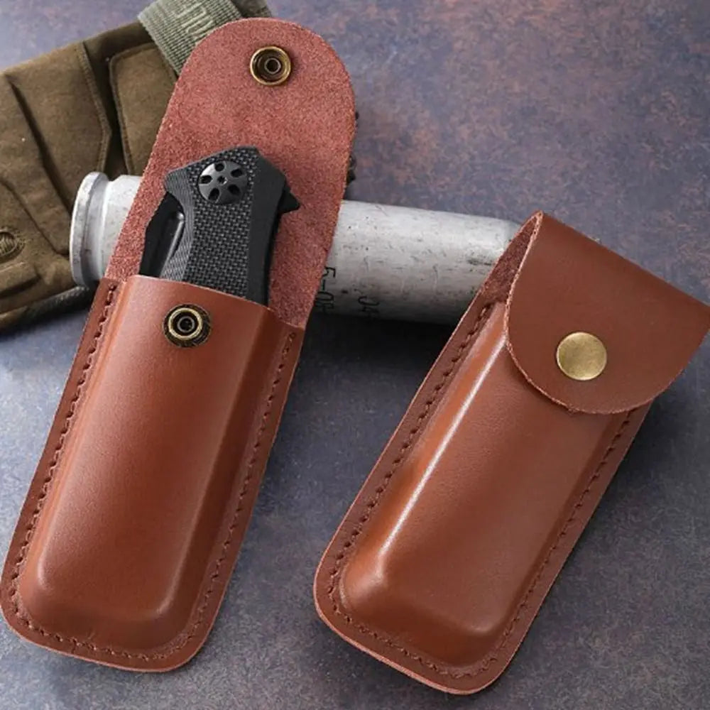 נדן סכין איכותי מעור שחור וחום למותן, מתקפל, זמין ב־5 סגנונות שונים. נרתיק עור עמיד ואופנתי לכלי עבודה ולשימוש חיצוני.