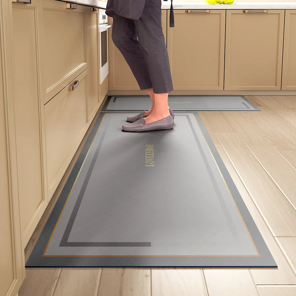 מזרון סופג למטבח – מונע החלקה, עמיד למים וקל לניגוב. שטיחון נוח לעמידה לאורך זמן, ניתן לניקוי מיידי ללא כביסה. אידיאלי למטבח מודרני, מגן על הריצפה ומוסיף נוחות.