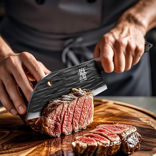 סכין מטבח רב־תכליתית מחושלת, עשויה פלדת אל־חלד איכותית לחיתוך ירקות ובשר. מתנה מושלמת ואביזר חיוני לכל מטבח.