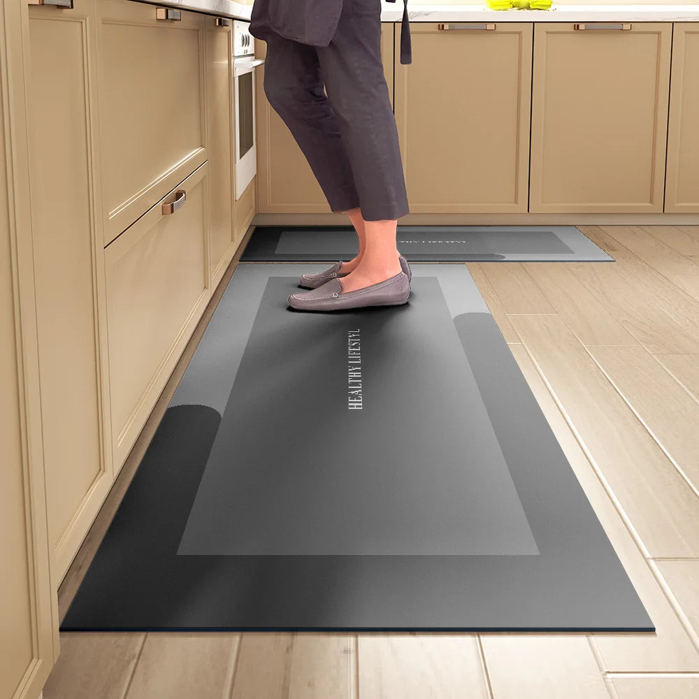 מזרון סופג למטבח – מונע החלקה, עמיד למים וקל לניגוב. שטיחון נוח לעמידה לאורך זמן, ניתן לניקוי מיידי ללא כביסה. אידיאלי למטבח מודרני, מגן על הריצפה ומוסיף נוחות.