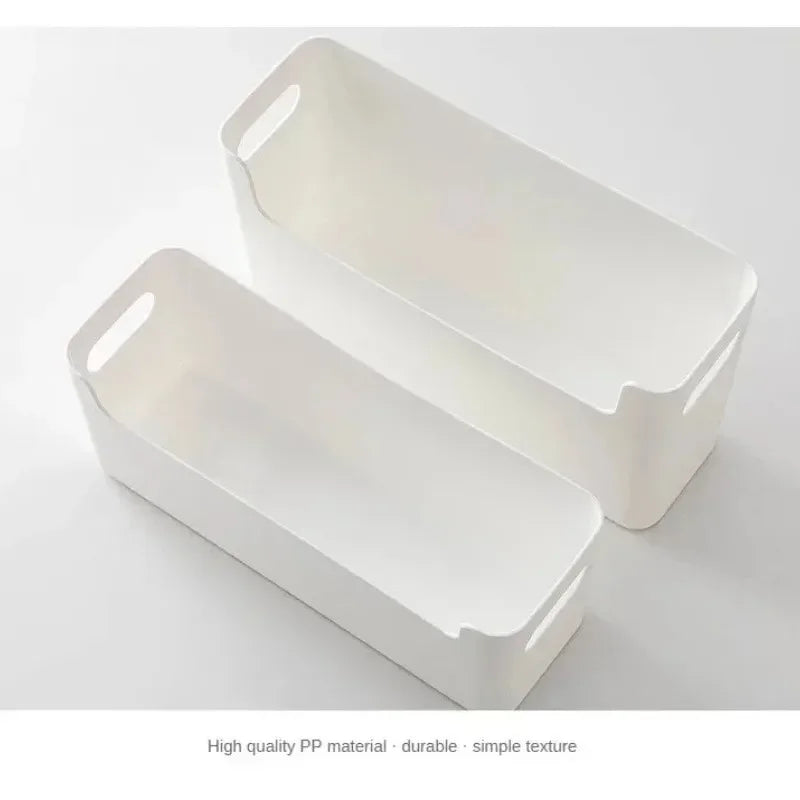 ארונות מטבח מסודרים ומחולקים לקופסאות אחסון עבור כלים, בקבוקי תבלינים, מגירות וקופסאות אחסון – לשמירה על סדר ונוחות במטבח.