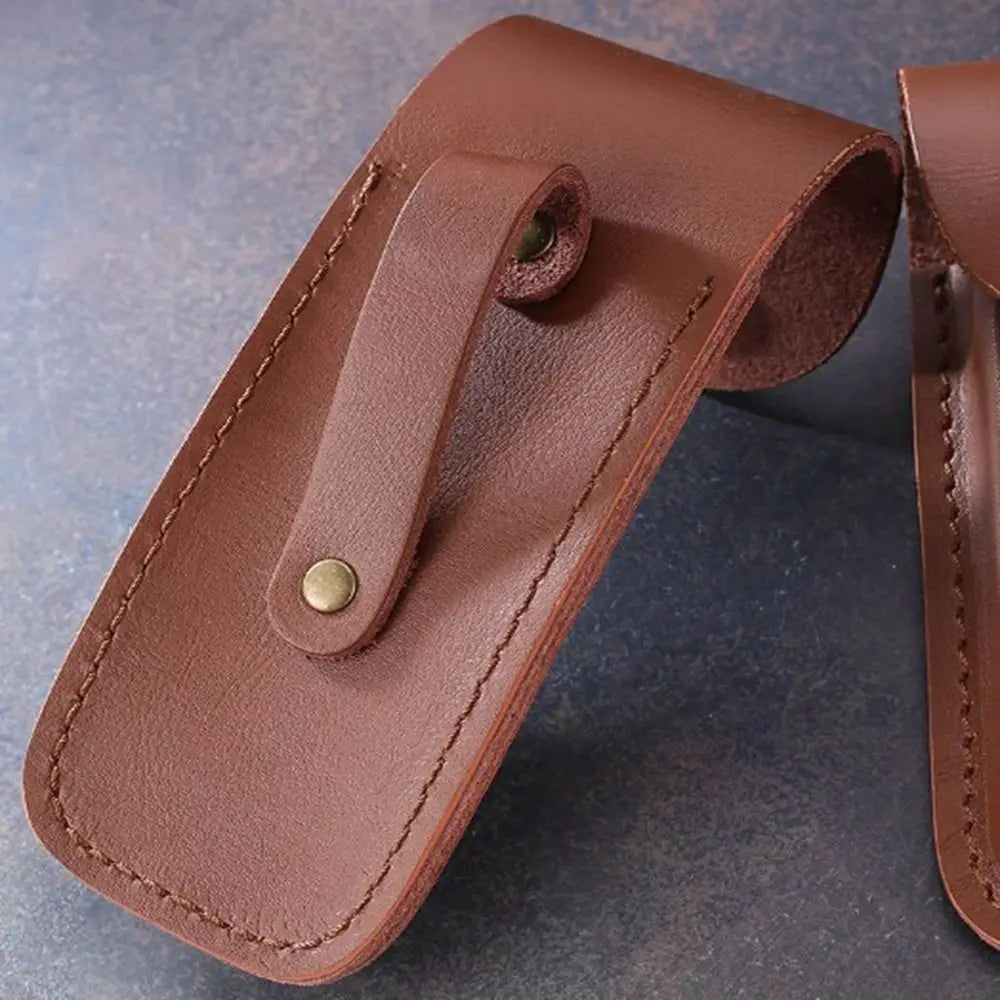 נדן סכין איכותי מעור שחור וחום למותן, מתקפל, זמין ב־5 סגנונות שונים. נרתיק עור עמיד ואופנתי לכלי עבודה ולשימוש חיצוני.