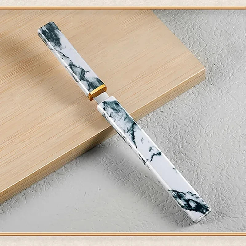 סכין ברביקיו רב־תכליתית לחיתוך דגים, פירות וסטייקים. ידית פלסטיק נוחה, להב חד ומדויק לבישול, פירוק בשר, חיתוך ועבודת שף מקצועית.