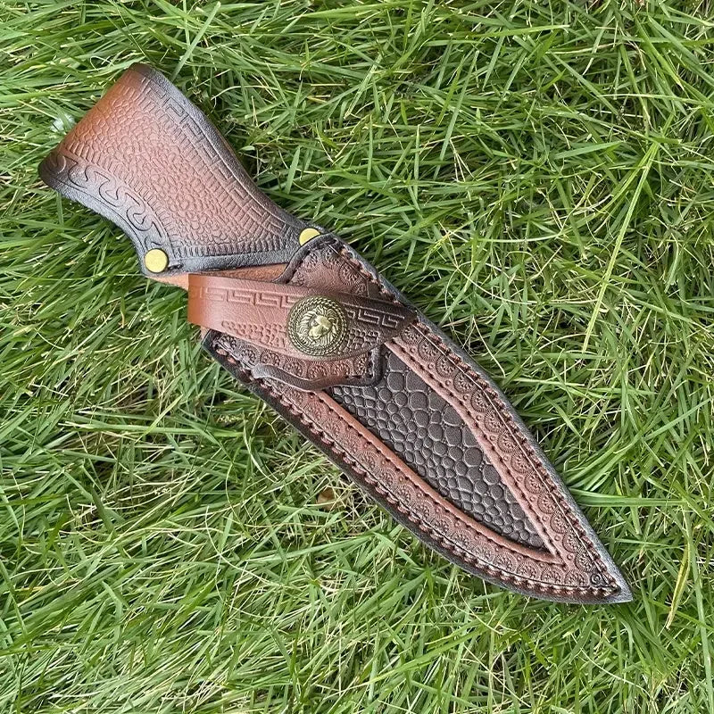 נרתיק עור חדש לסכין עם חיבור לחגורה ואבזם, כולל כיס לכלי עבודה וכיסוי מגן לסכין (הסכין אינה כלולה).