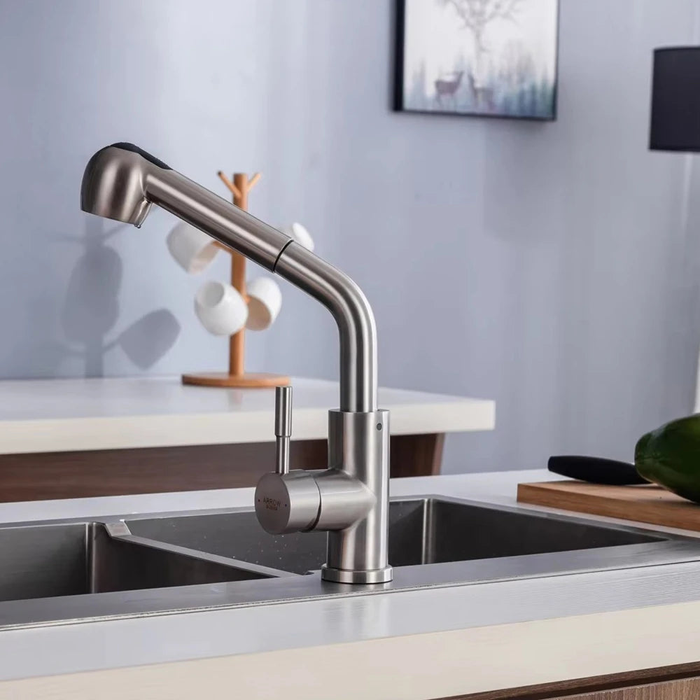 ברז מטבח שחור עם ראש נשלף, גוף מיקסר מניקל מוברש, מצב זרם ורסס, עיצוב מודרני למטבח.