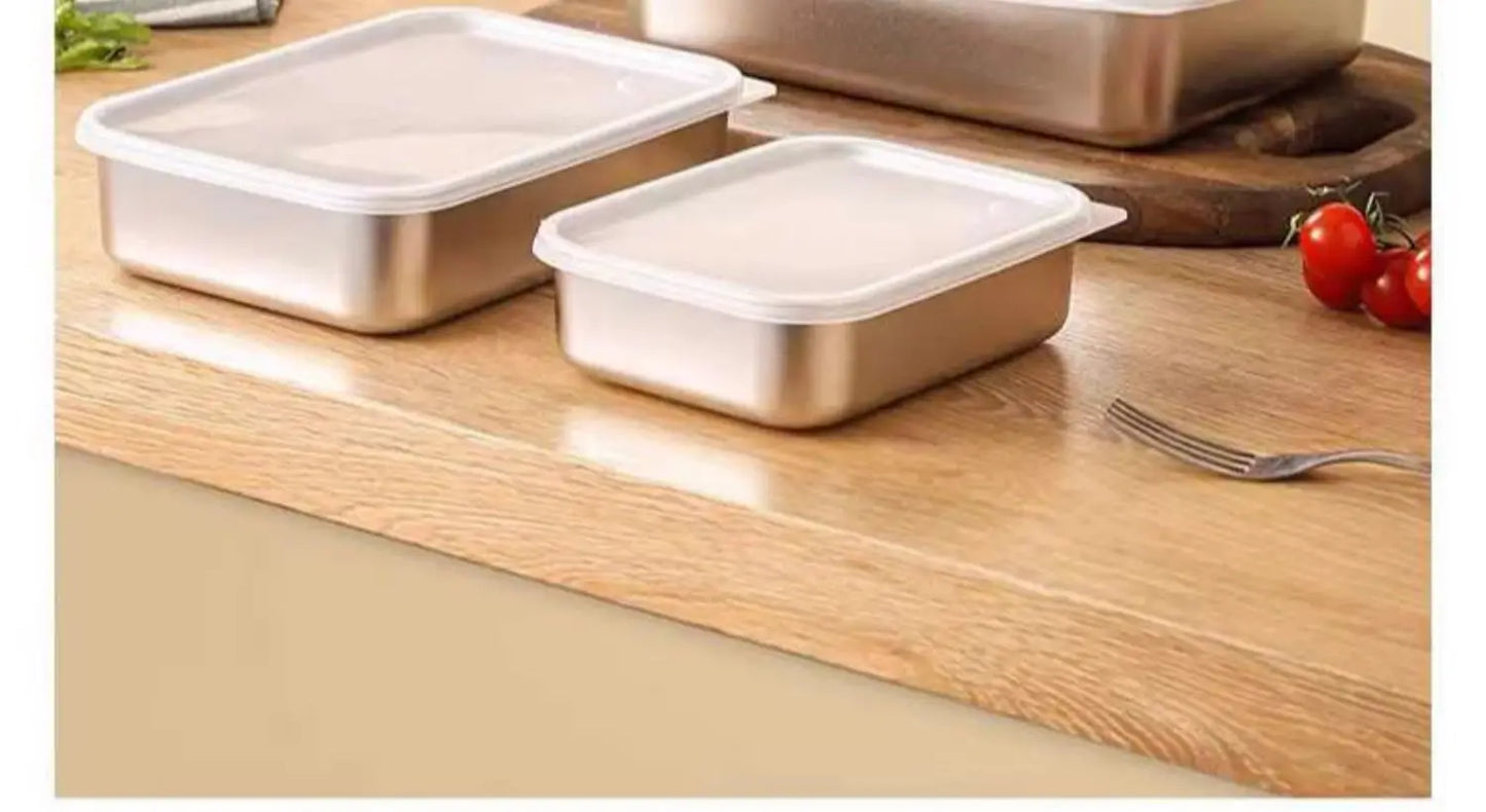 קופסת אחסון מזון מלבנית מנירוסטה 316 איכותית עם מכסה – לשמירה על טריות המזון. עשויה מחומר ברמה גבוהה, עמידה לאורך זמן, קלה לניקוי ומתאימה לאחסון בטוח של מזון חם או קר. מושלמת למטבח הביתי, לטיולים או לעבודה.