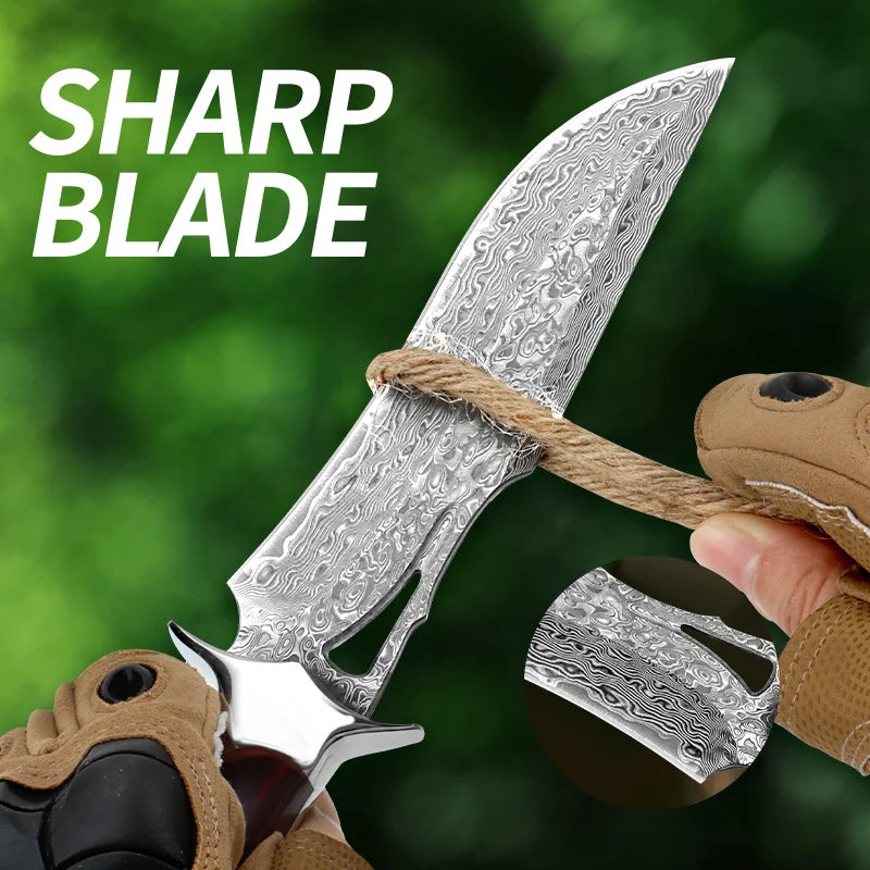 סכין גדולה מפלדת דמשק בעבודת יד — להב קבוע, ידית מעץ ונרתיק עור; נוחה לנשיאה וחותכת במהירות.