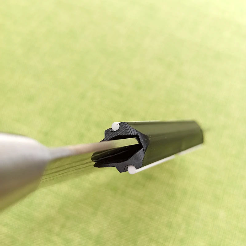 מחזיק להב סכיו להשחזת סכינים עם אבן השחזה בשיפוע של  15° לסכיני מטבח, אביזר עזר לאבן השחזה.