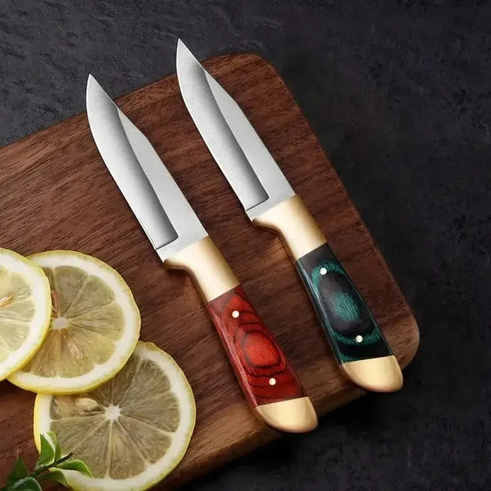 סכין חדה ורב־שימושית – מתאימה לפירות, מנגל, טיולים, חיתוך ובישול בשטח. קלה לנשיאה, עמידה וחזקה – מושלמת לכל הרפתקה.