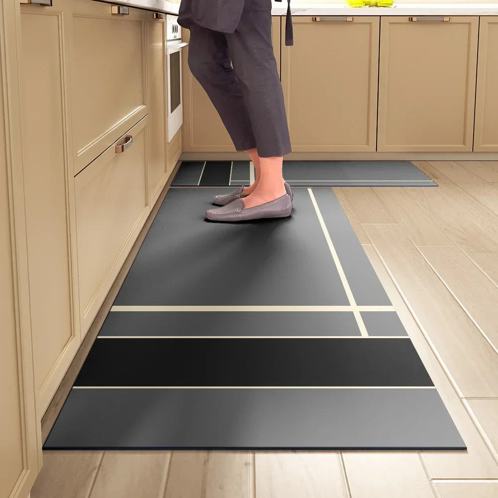 מזרון סופג למטבח – מונע החלקה, עמיד למים וקל לניגוב. שטיחון נוח לעמידה לאורך זמן, ניתן לניקוי מיידי ללא כביסה. אידיאלי למטבח מודרני, מגן על הריצפה ומוסיף נוחות.