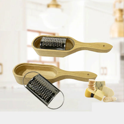 מגרדת גבינה מעץ עם תיבת אחסון – חותך גבינה ידני פרקטי למטבח.