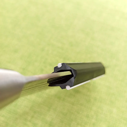 מחזיק להב סכיו להשחזת סכינים עם אבן השחזה בשיפוע של  15° לסכיני מטבח, אביזר עזר לאבן השחזה.