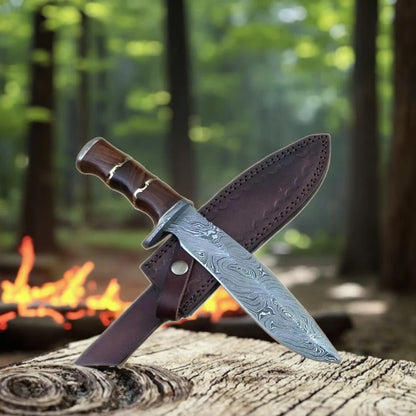 סכין בואוי ציד בעבודת יד מפלדת דמשק עם ידית מעץ אגוז ומפרידי פליז