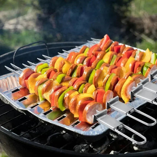 שיפוד ברביקיו מנירוסטה עם שתי מחטים ופלטת דחיפה עצמית שיפוד איכותי להכנת בשרים וירקות בקלות. עשוי נירוסטה חזקה, מאפשר השחלה יציבה ומהירה וכולל פלטה לדחיפה נוחה של המזון. מושלם למנגל ביתי, קמפינג ופיקניק. אביזר חובה לכל חובב BBQ.