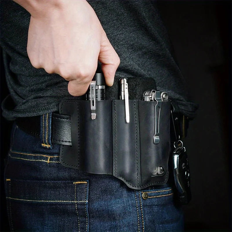 תיק עור טקטי לחגורה – נרתיק רב-שימושי לנשיאת כלים, מתאים לקמפינג, לציד ולשטח. עשוי עור PU איכותי, עמיד ונוח לנשיאה על המותן.