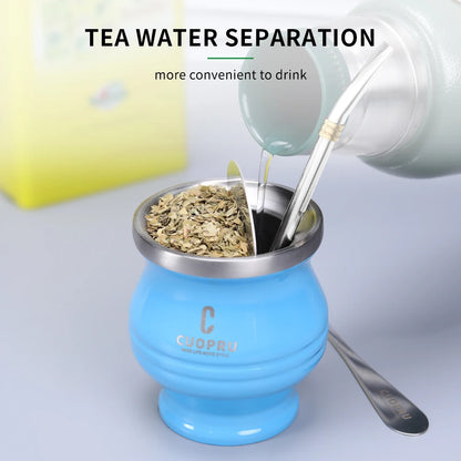 طقم متكامل وعالي الجودة يشمل كوب CUOPRU مزدوج الجدار المصنوع من ستانلستيل فاخر، مع مصفاة شاي احترافية، وقشة بومبيّا (Bombilla) للتصفية المثالية، إضافةً إلى فرشاة تنظيف للحفاظ على لمعان الكوب ونظافته. اختيار راقٍ لعشّاق الماته والذوق الرفيع.