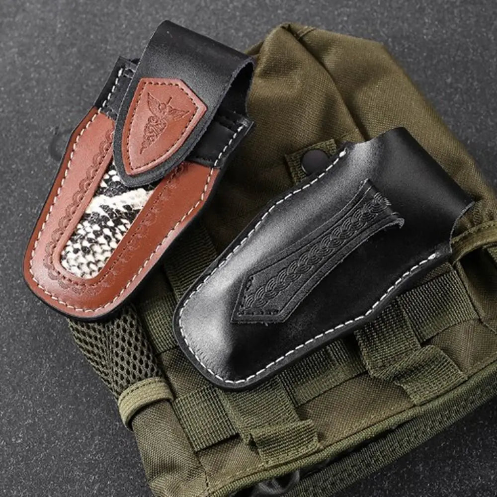 נדן סכין איכותי מעור שחור וחום למותן, מתקפל, זמין ב־5 סגנונות שונים. נרתיק עור עמיד ואופנתי לכלי עבודה ולשימוש חיצוני.