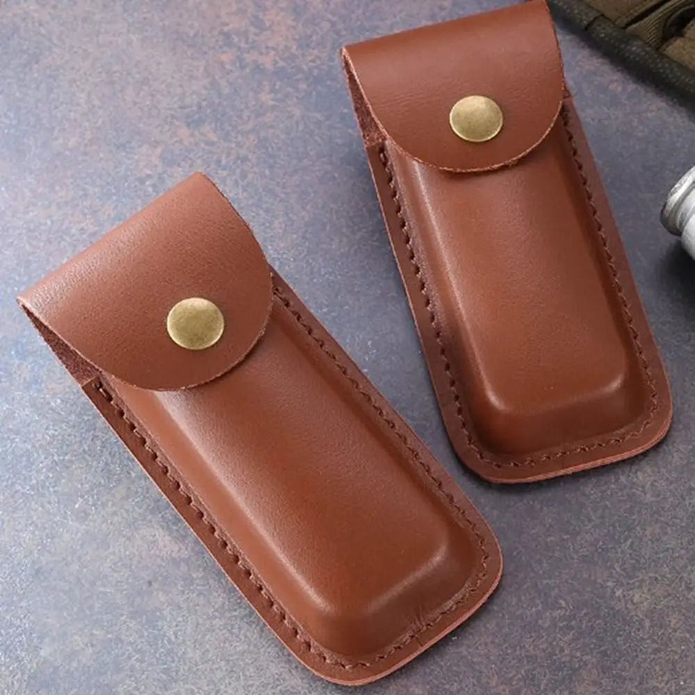 נדן סכין איכותי מעור שחור וחום למותן, מתקפל, זמין ב־5 סגנונות שונים. נרתיק עור עמיד ואופנתי לכלי עבודה ולשימוש חיצוני.