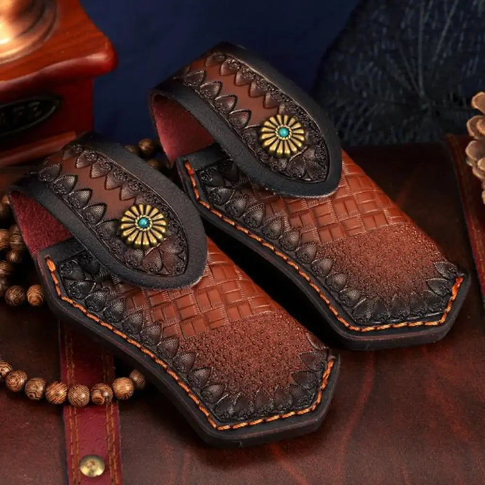 נדן סכין איכותי מעור שחור וחום למותן, מתקפל, זמין ב־5 סגנונות שונים. נרתיק עור עמיד ואופנתי לכלי עבודה ולשימוש חיצוני.