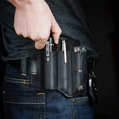 תיק עור טקטי לחגורה – נרתיק רב-שימושי לנשיאת כלים, מתאים לקמפינג, לציד ולשטח. עשוי עור PU איכותי, עמיד ונוח לנשיאה על המותן.