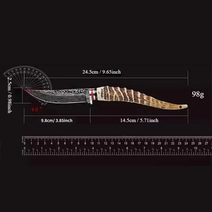 סכין דמשק רב־תכליתית בעבודת יד – חדה, עמידה ומרשימה. ידית ארגונומית נגד החלקה לאחיזה מושלמת, מתאימה לחיתוך בשר, פירות ופעילויות שטח וקמפינג. כוללת נדן מגן לנשיאה בטוחה וסטייל מקצועי.