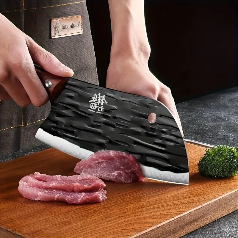 סכין מטבח רב־תכליתית מחושלת, עשויה פלדת אל־חלד איכותית לחיתוך ירקות ובשר. מתנה מושלמת ואביזר חיוני לכל מטבח.