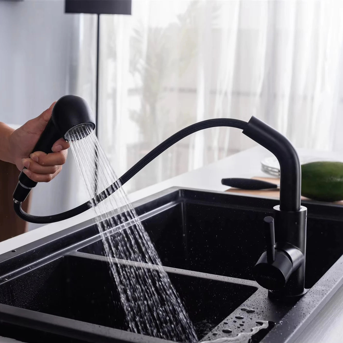 ברז מטבח שחור עם ראש נשלף, גוף מיקסר מניקל מוברש, מצב זרם ורסס, עיצוב מודרני למטבח.