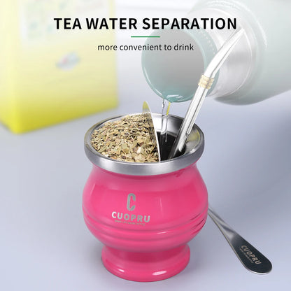 طقم متكامل وعالي الجودة يشمل كوب CUOPRU مزدوج الجدار المصنوع من ستانلستيل فاخر، مع مصفاة شاي احترافية، وقشة بومبيّا (Bombilla) للتصفية المثالية، إضافةً إلى فرشاة تنظيف للحفاظ على لمعان الكوب ونظافته. اختيار راقٍ لعشّاق الماته والذوق الرفيع.