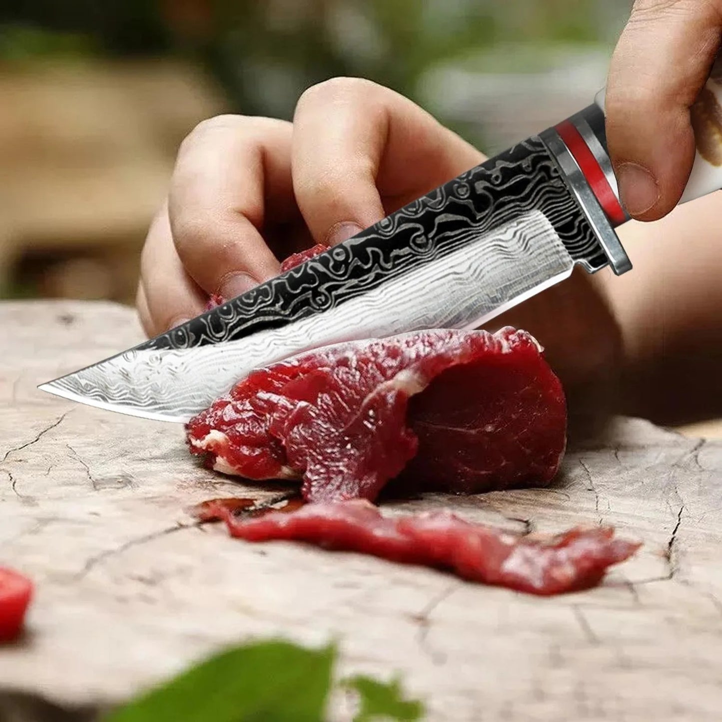 סכין דמשק רב־תכליתית בעבודת יד – חדה, עמידה ומרשימה. ידית ארגונומית נגד החלקה לאחיזה מושלמת, מתאימה לחיתוך בשר, פירות ופעילויות שטח וקמפינג. כוללת נדן מגן לנשיאה בטוחה וסטייל מקצועי.