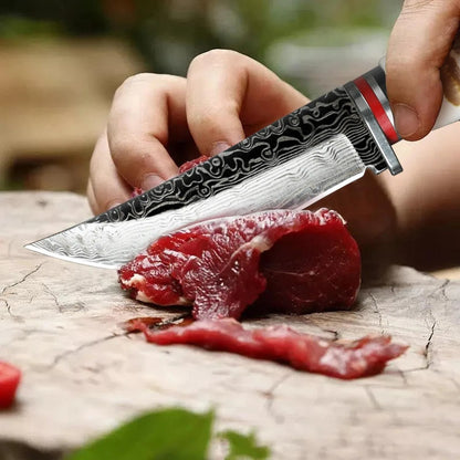 סכין דמשק רב־תכליתית בעבודת יד – חדה, עמידה ומרשימה. ידית ארגונומית נגד החלקה לאחיזה מושלמת, מתאימה לחיתוך בשר, פירות ופעילויות שטח וקמפינג. כוללת נדן מגן לנשיאה בטוחה וסטייל מקצועי.