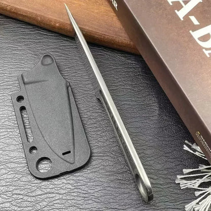 סכין עשוי נירוסטה טקטית להישרדות בשטח, רב-תכליתית וניידת; כוללת נדן.