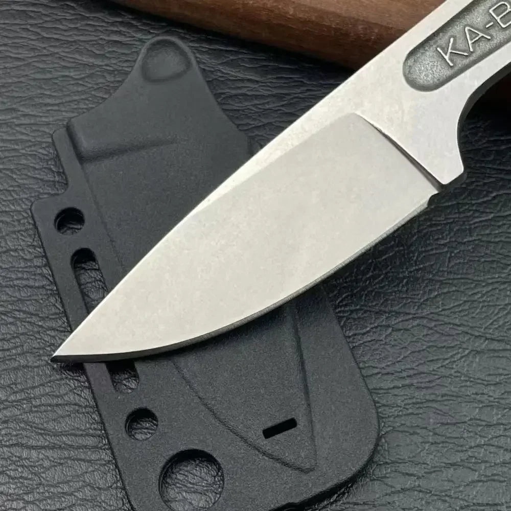 סכין עשוי נירוסטה טקטית להישרדות בשטח, רב-תכליתית וניידת; כוללת נדן.