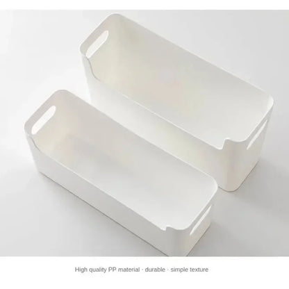 ארונות מטבח מסודרים ומחולקים לקופסאות אחסון עבור כלים, בקבוקי תבלינים, מגירות וקופסאות אחסון – לשמירה על סדר ונוחות במטבח.