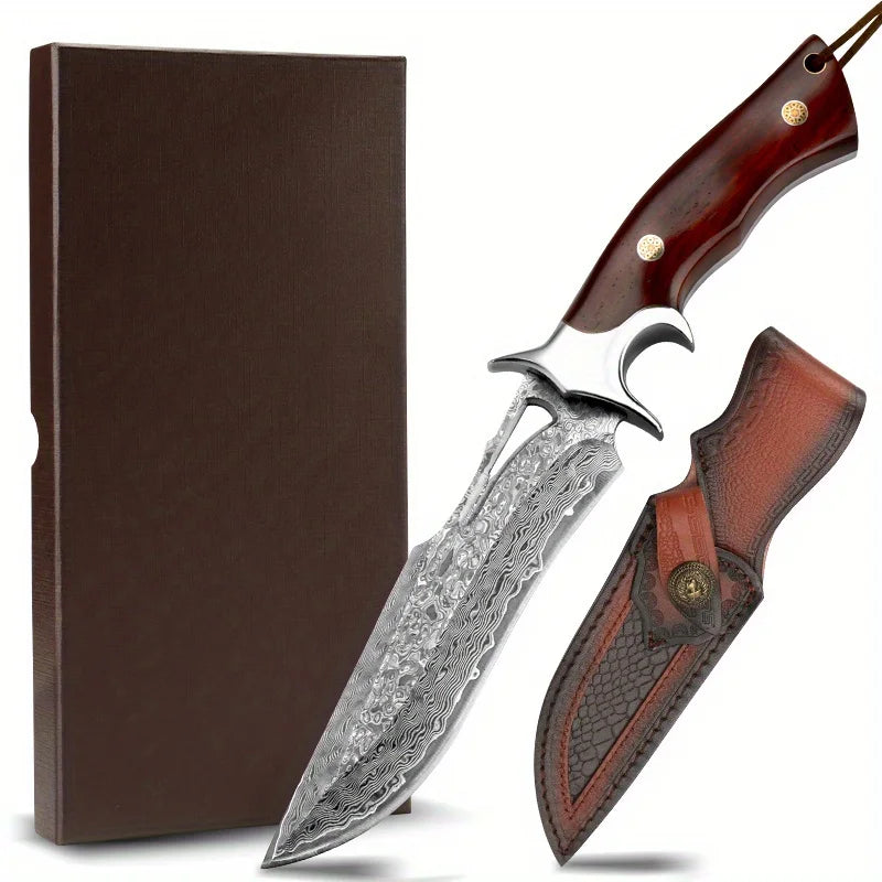 סכין גדולה מפלדת דמשק בעבודת יד — להב קבוע, ידית מעץ ונרתיק עור; נוחה לנשיאה וחותכת במהירות.