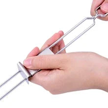 שיפוד ברביקיו מנירוסטה עם שתי מחטים ופלטת דחיפה עצמית שיפוד איכותי להכנת בשרים וירקות בקלות. עשוי נירוסטה חזקה, מאפשר השחלה יציבה ומהירה וכולל פלטה לדחיפה נוחה של המזון. מושלם למנגל ביתי, קמפינג ופיקניק. אביזר חובה לכל חובב BBQ.