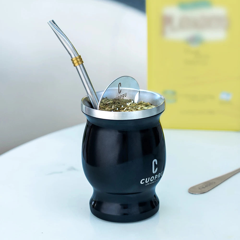 ``` FIXKNIFE  كوب يربا ماتيه أرجنتيني سعة 8 أونصات مصنوع من ستانلس ستيل 304 عالي الجودة مع جدار مزدوج للحفاظ على الحرارة، مزوّد بومبيّيا وفرشاة تنظيف وفاصل للشاي. تصميم حديث وأنيق لتجربة ماتيه مثالية من FIXKNIFE. ```