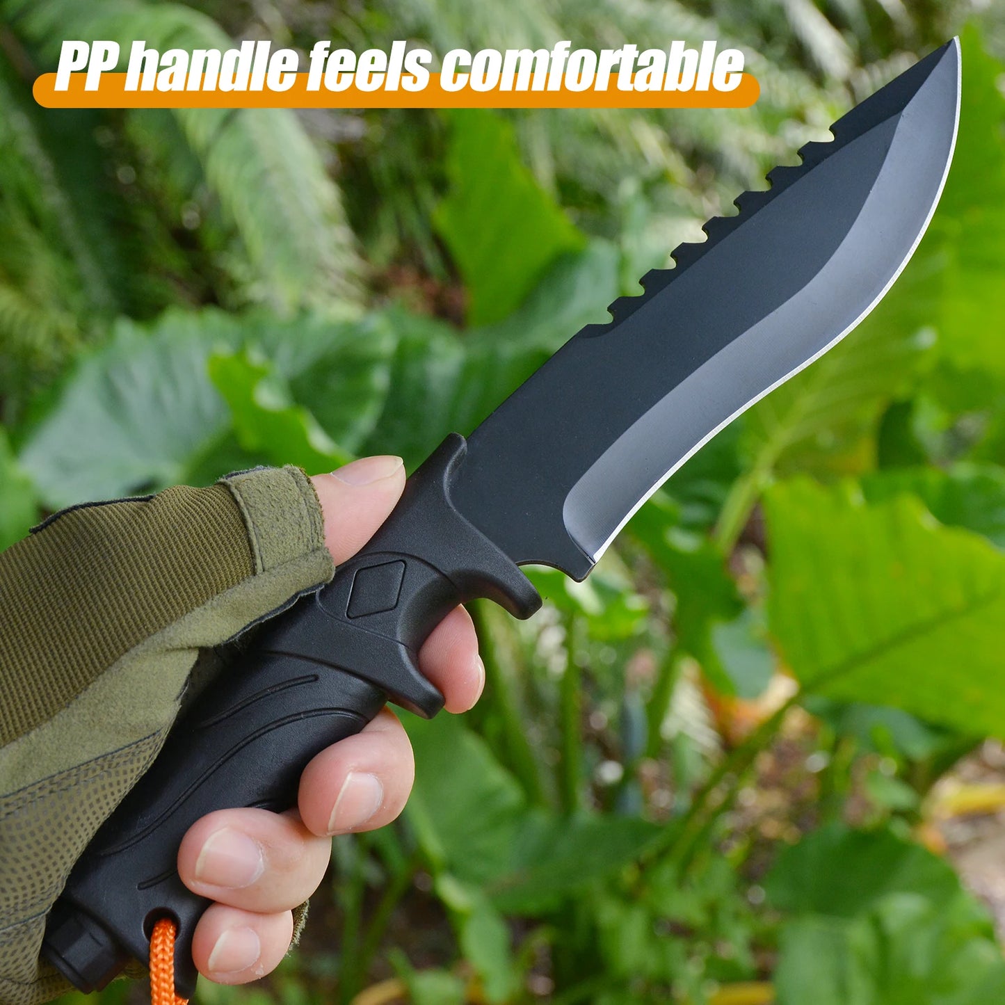 סכין גדולה מפלדת דמשק בעבודת יד — להב קבוע, ידית מעץ ונרתיק עור; נוחה לנשיאה וחותכת במהירות.