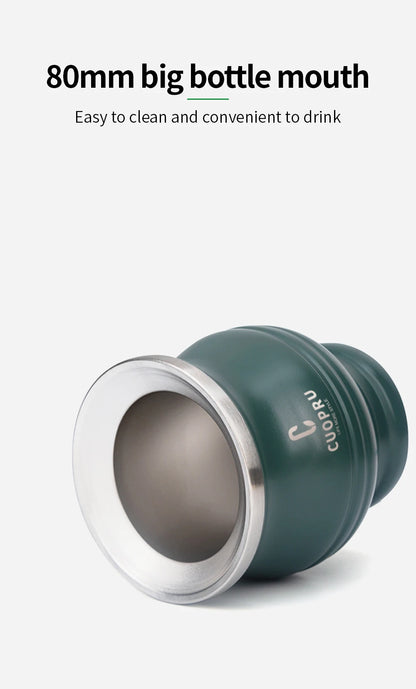 طقم متكامل وعالي الجودة يشمل كوب CUOPRU مزدوج الجدار المصنوع من ستانلستيل فاخر، مع مصفاة شاي احترافية، وقشة بومبيّا (Bombilla) للتصفية المثالية، إضافةً إلى فرشاة تنظيف للحفاظ على لمعان الكوب ونظافته. اختيار راقٍ لعشّاق الماته والذوق الرفيع.