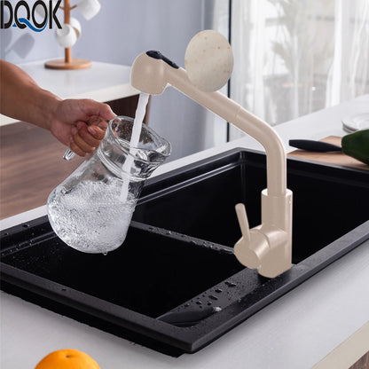 ברז מטבח שחור עם ראש נשלף, גוף מיקסר מניקל מוברש, מצב זרם ורסס, עיצוב מודרני למטבח.