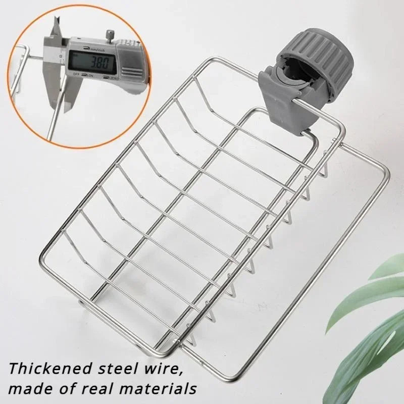 מתקן תלייה נשלף מנירוסטה לכיור – מדף אחסון חכם על הברז לספוגים, סמרטוטים ואביזרי ניקוי. עמיד, נוח וחוסך מקום – לשמירה על כיור מסודר ונקי בסטייל.