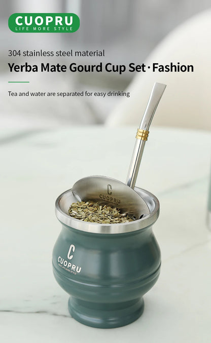 طقم متكامل وعالي الجودة يشمل كوب CUOPRU مزدوج الجدار المصنوع من ستانلستيل فاخر، مع مصفاة شاي احترافية، وقشة بومبيّا (Bombilla) للتصفية المثالية، إضافةً إلى فرشاة تنظيف للحفاظ على لمعان الكوب ونظافته. اختيار راقٍ لعشّاق الماته والذوق الرفيع.