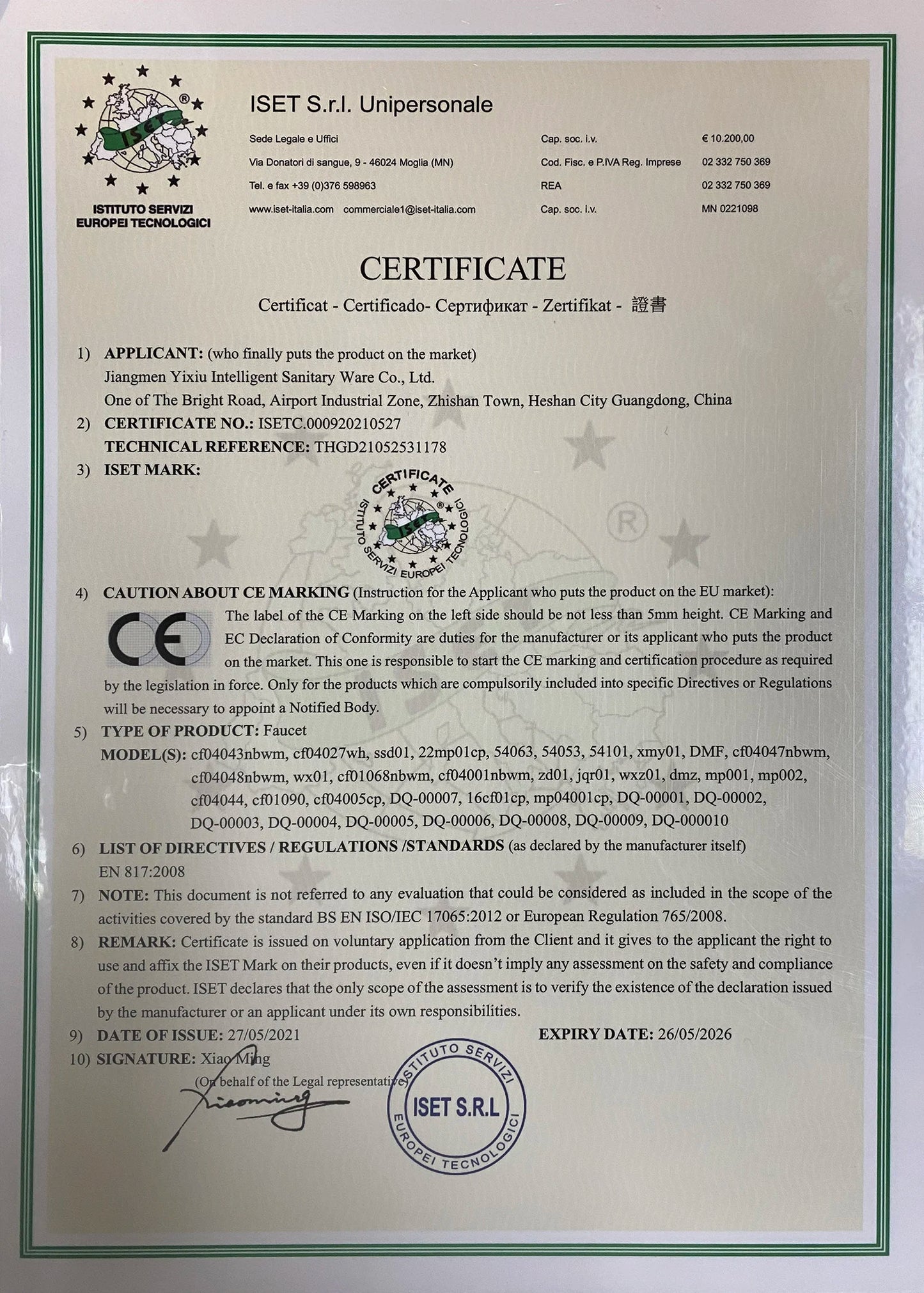 ברז מטבח שחור עם ראש נשלף, גוף מיקסר מניקל מוברש, מצב זרם ורסס, עיצוב מודרני למטבח.