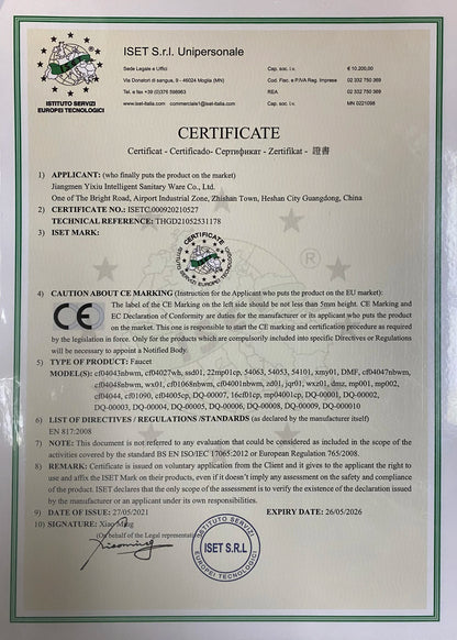 ברז מטבח שחור עם ראש נשלף, גוף מיקסר מניקל מוברש, מצב זרם ורסס, עיצוב מודרני למטבח.