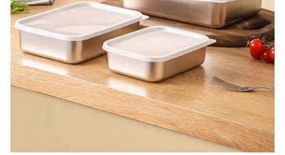 קופסת אחסון מזון מלבנית מנירוסטה 316 איכותית עם מכסה – לשמירה על טריות המזון. עשויה מחומר ברמה גבוהה, עמידה לאורך זמן, קלה לניקוי ומתאימה לאחסון בטוח של מזון חם או קר. מושלמת למטבח הביתי, לטיולים או לעבודה.